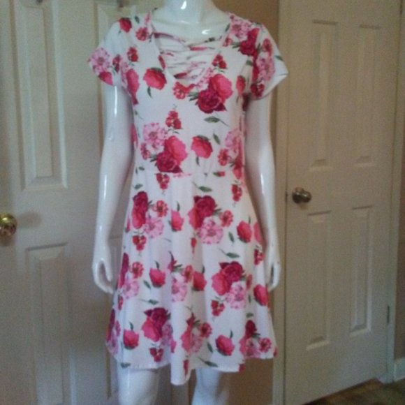 Urban Rose Dresses & Skirts - Urban Rose White & Pink Rose Print Dress